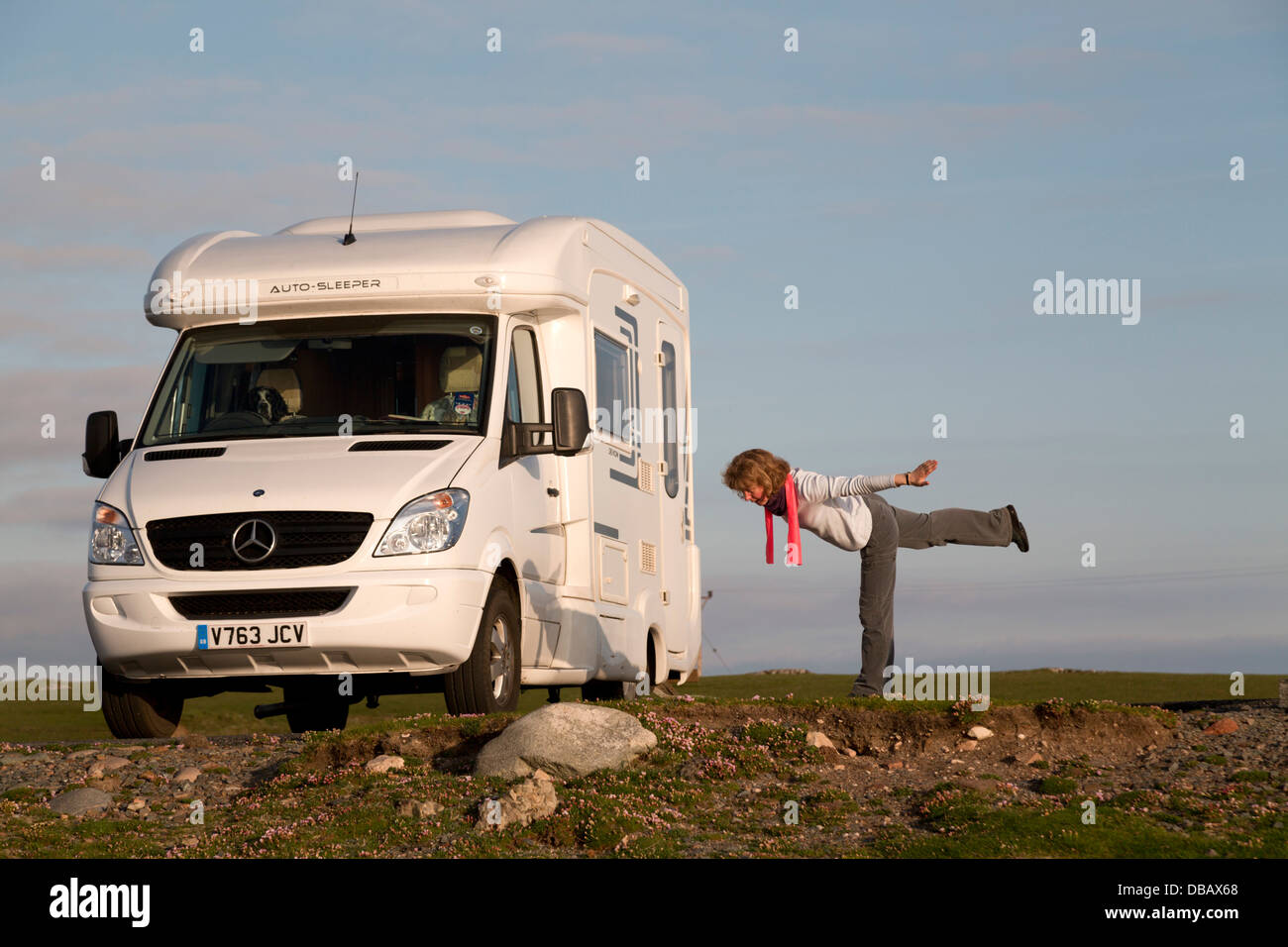 Eshaness; Camper; donna in posa di Yoga; Shetland; UK; Foto Stock