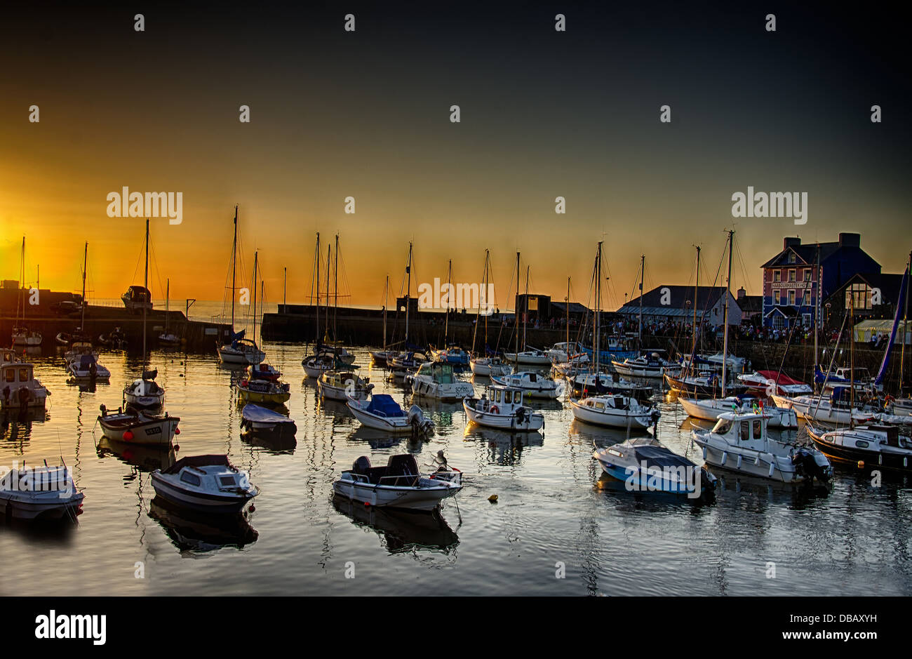 Sun set Aberaeron porto west wales at hie marea guardando alla Capitaneria di Porto hotel. Foto Stock