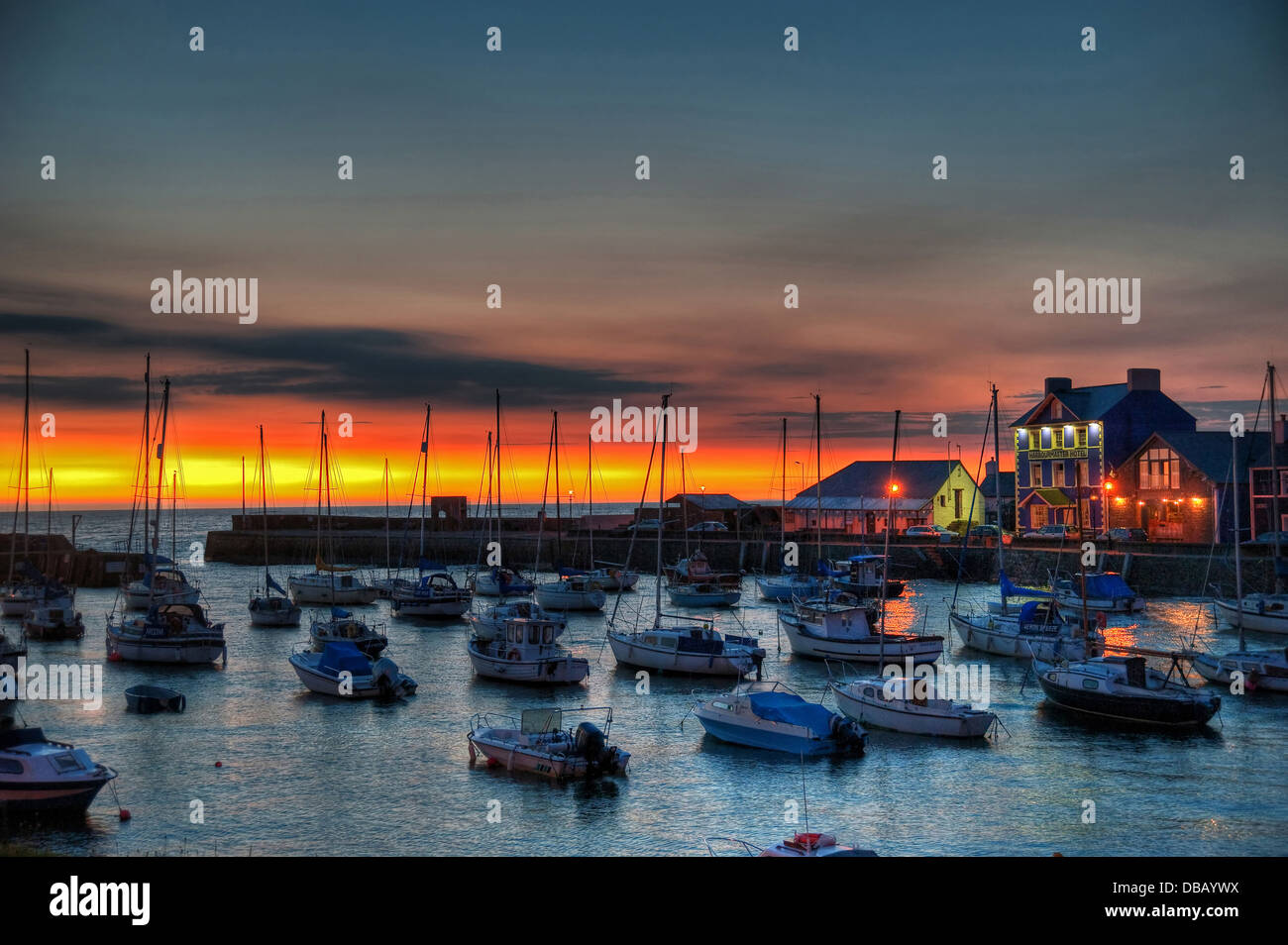 Sun set Aberaeron porto west wales at hie marea guardando alla Capitaneria di Porto Hotel Foto Stock