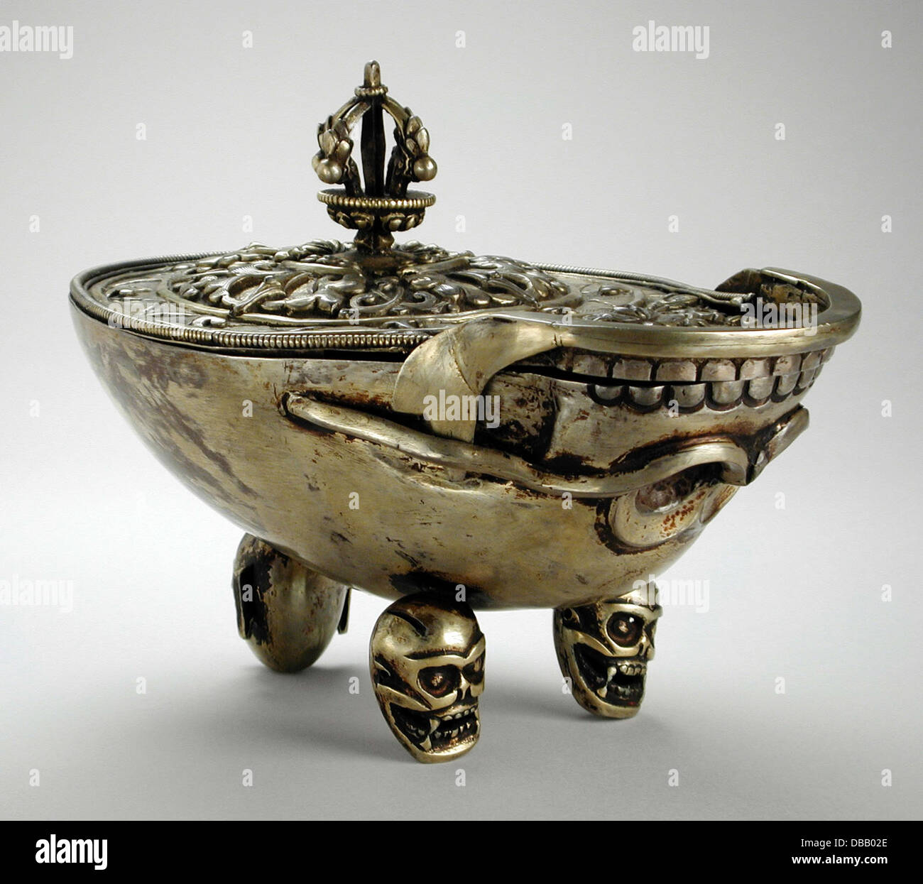 Lo Skullcup con coperchio è un manufatto ospitato al Los Angeles County Museum of Art Realizzato in materiali resistenti, presenta un design esclusivo con una tazza a forma di teschio e un coperchio rimovibile. Questo oggetto probabilmente serviva sia per scopi funzionali che cerimoniali, rappresentando pratiche culturali legate alla morte o al rituale. Foto Stock