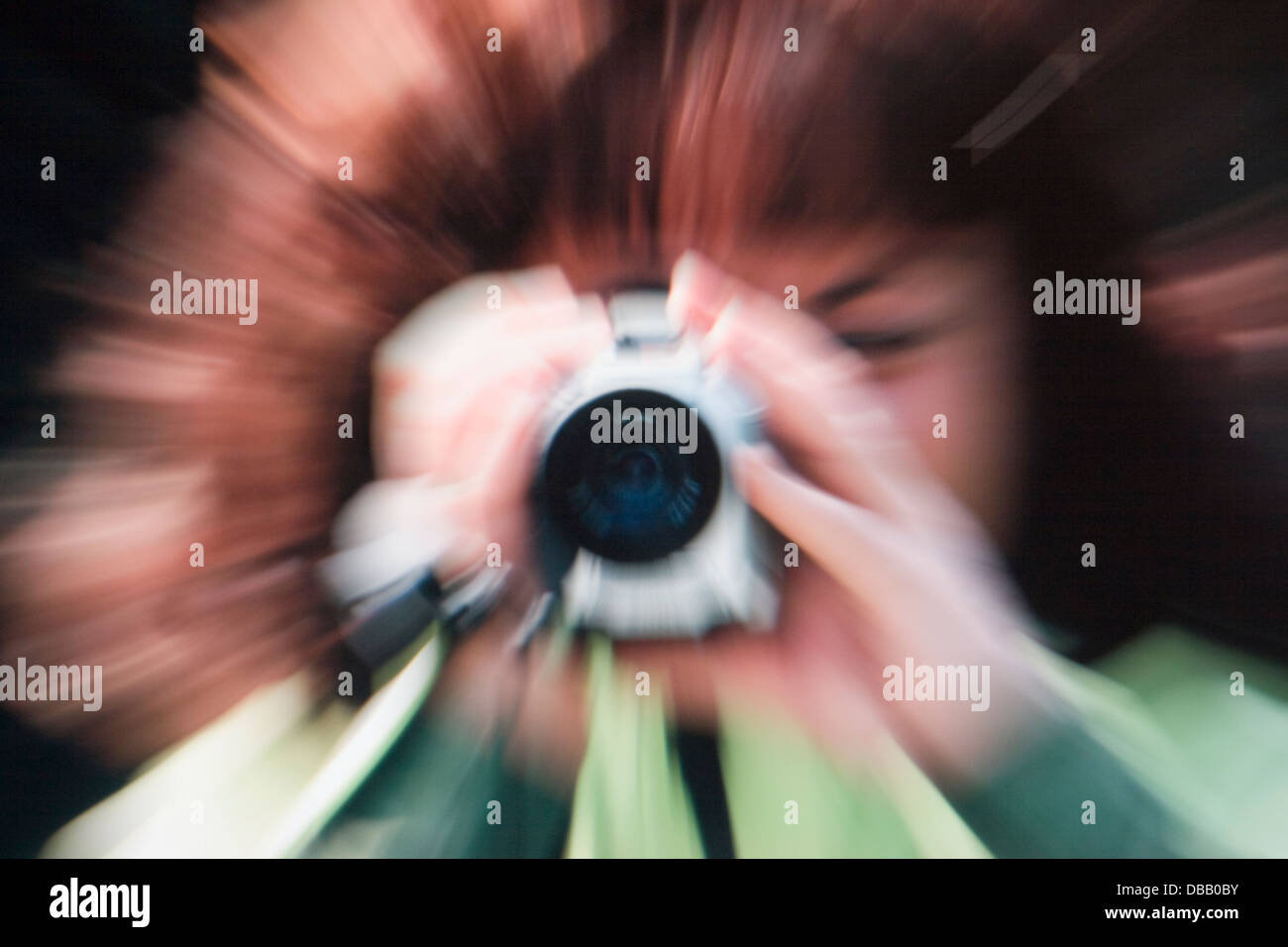 La donna è messa a fuoco attraverso una videocamera (zoom impressione) Foto Stock