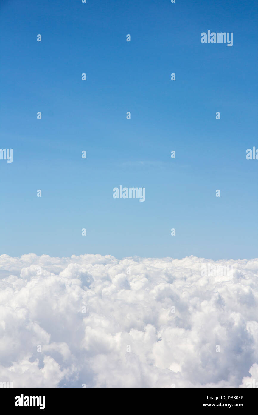 Gruppo di densità del cloud sotto il cielo blu Foto Stock