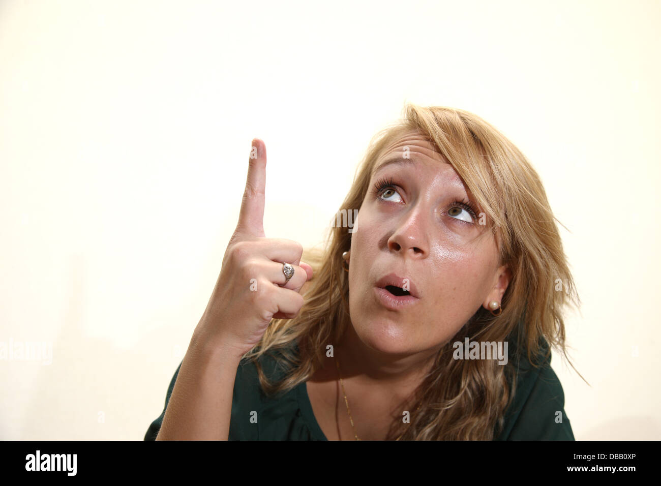 Ragazza bionda sta puntando a spazio di copia Foto Stock