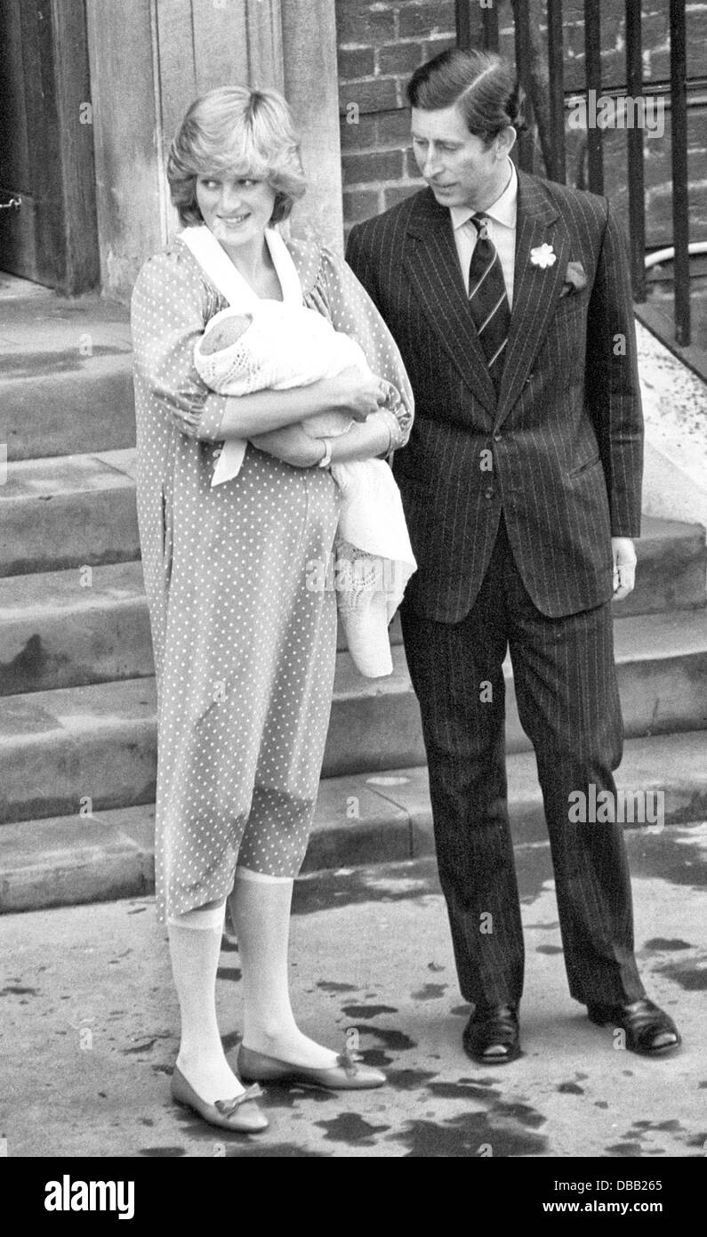 La principessa Diana, il Principe Charles baby Prince William lasciare il Lindo Ala, l'ospedale St Mary, Paddington West London 1982 Foto Stock