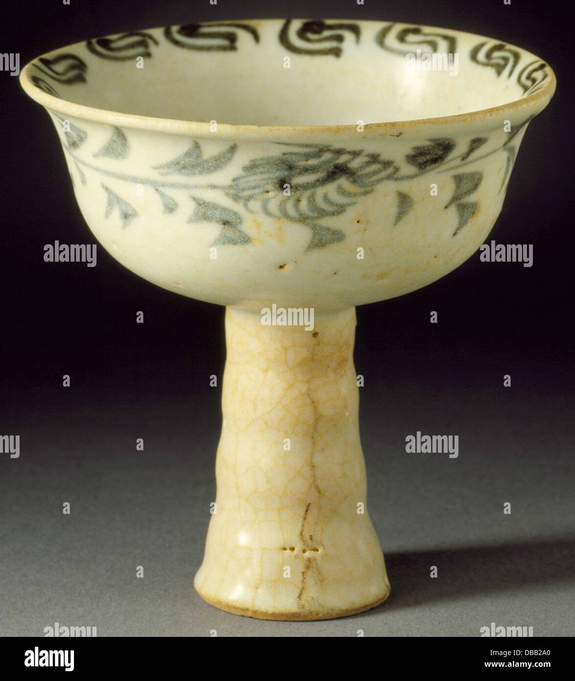 Questa tazza con stelo presenta intricati rotoli floreali corsivi, che dimostrano le tradizionali tecniche decorative. La tazza fa parte della collezione d'arte asiatica di LACMA, che rappresenta la raffinatezza delle arti ceramiche dell'Asia orientale Foto Stock