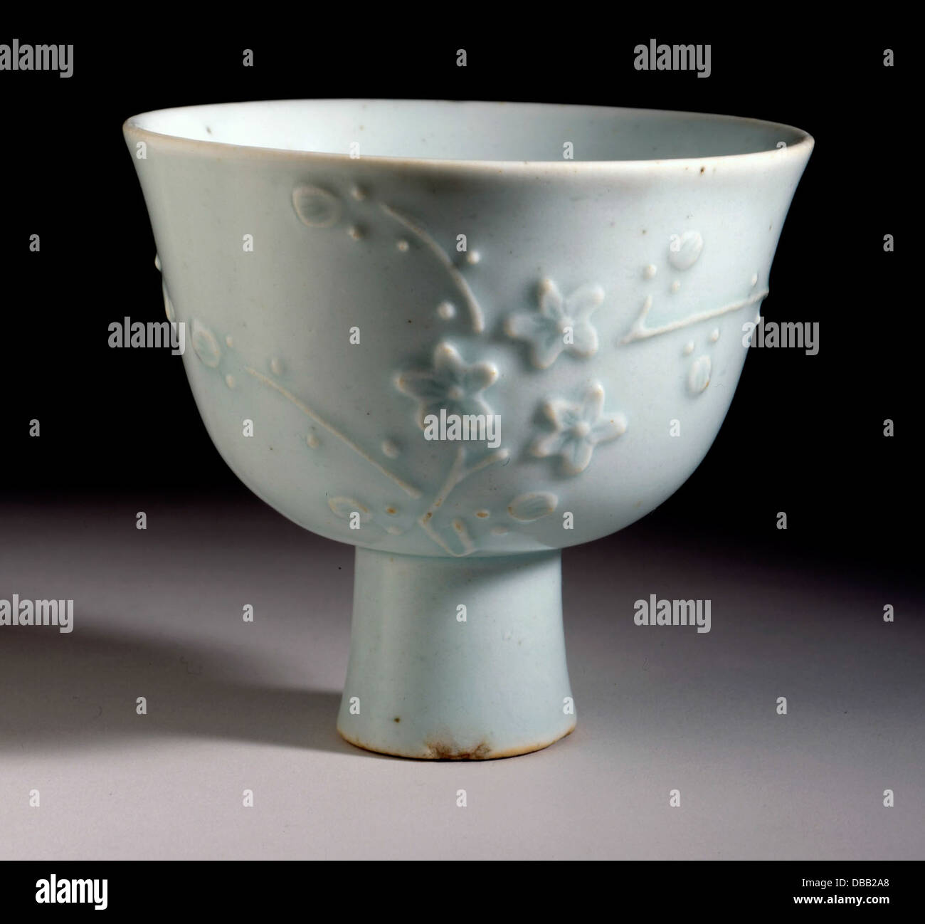 Una tazza con gambo che presenta delicati fiori di prugne, a dimostrazione della fusione di arte e natura nella porcellana cinese. Questo pezzo di LACMA esemplifica la raffinata maestria artigianale della ceramica cinese. Foto Stock