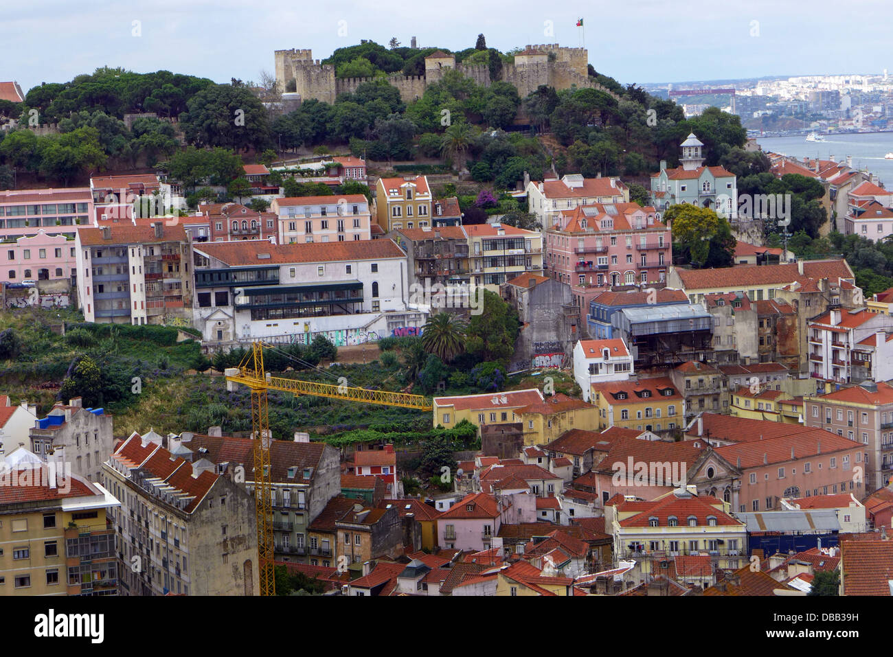 Saint George castle situato su uno dei sette colli di Lisbona Portogallo e la zona circostante. Foto Stock