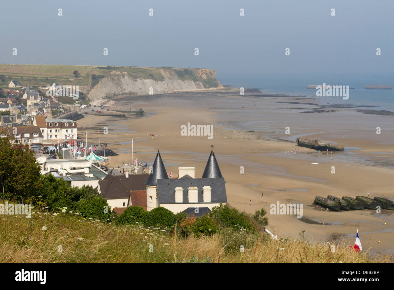 Francia Normandia, Arromanches, Town & Mulberry harbour beach Foto Stock