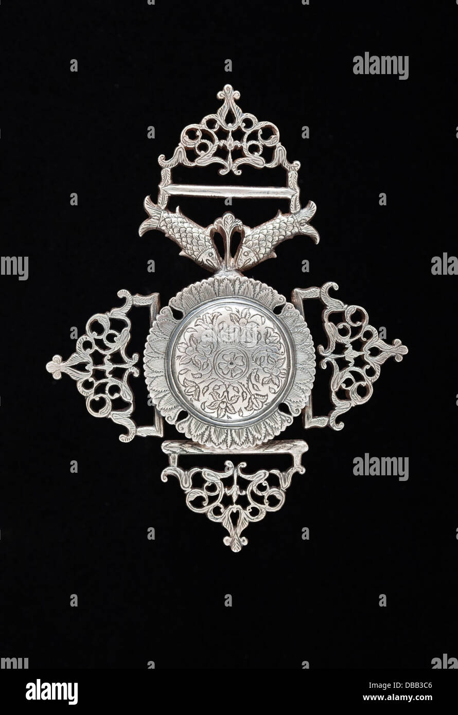 Questo accessorio per cintura a spada fa parte di un set di quattro e viene utilizzato per fissare una spada a una cinghia. È realizzato in materiali durevoli e presenta elementi di design complessi che combinano funzionalità e decorazione. Foto Stock