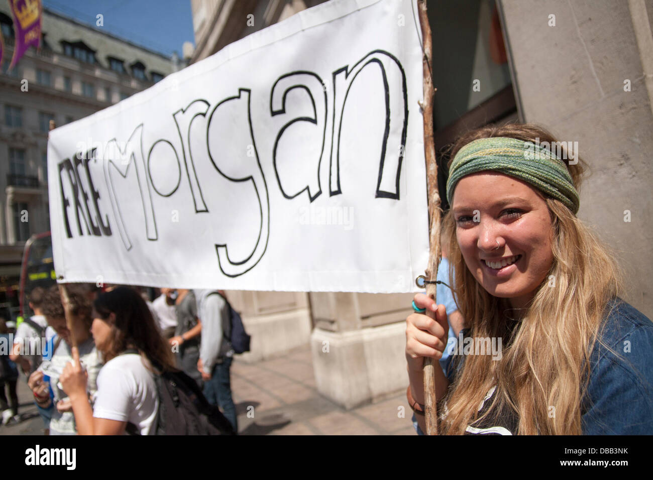 Londra, Regno Unito. Il 27 luglio 2013. Un banner sollecita captive orca Morgan per essere liberato come manifestanti a Londra e in tutto il mondo dimostrano contro marine mamals tenuto prigioniero per intrattenimento. Credito: Paolo Davey/Alamy Live News Foto Stock