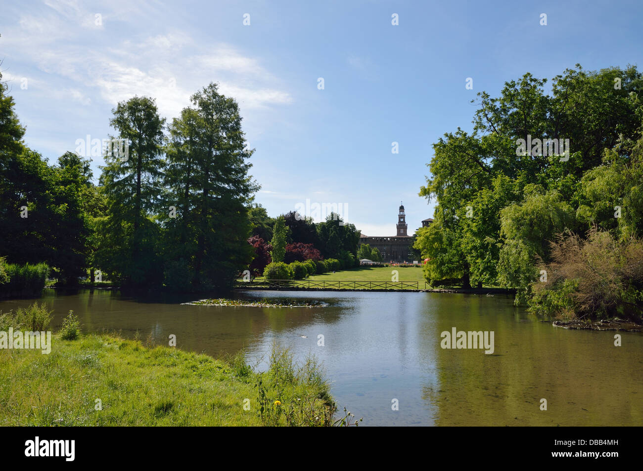 Il parco della città di Milano con il lago e castello Sforzesco dietro Foto Stock