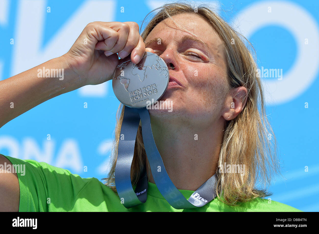 Barcellona, Spagna. 27 Luglio, 2013. Angela Maurer della Germania bacia il medaglia d argento al podio dopo la donna 25 km Maratona aperta evento acqua del XV Campionati del Mondo di nuoto FINA A Moll de la Fusta sulla costa del mare mediterraneo di Barcellona, Spagna, 27 luglio 2013. Foto: David Ebener/dpa/Alamy Live News Foto Stock