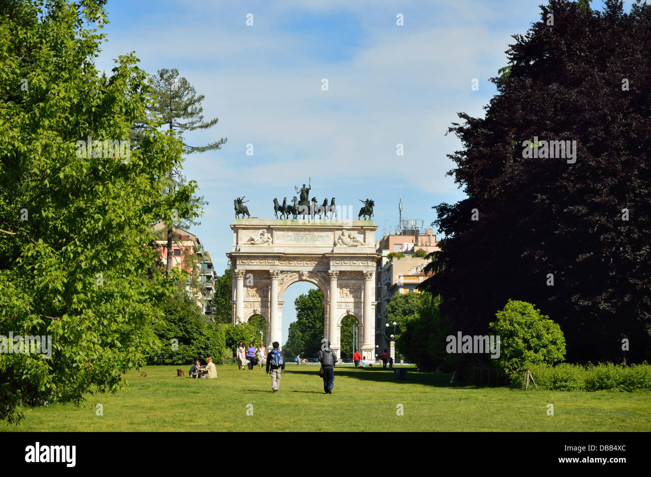 Il parco della città di Milano con arco trionfale Foto Stock