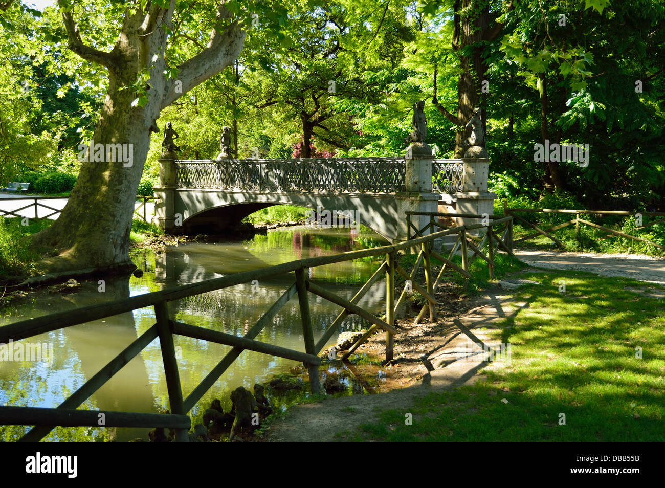 Paesaggio con stagno e ponte in Milano city park Foto Stock