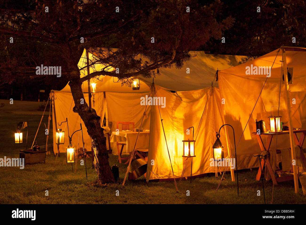 Canada,Ontario,Stoney Creek, la guerra del 1812, la battaglia di Stoney Creek, tende illuminata di notte con laterns Foto Stock