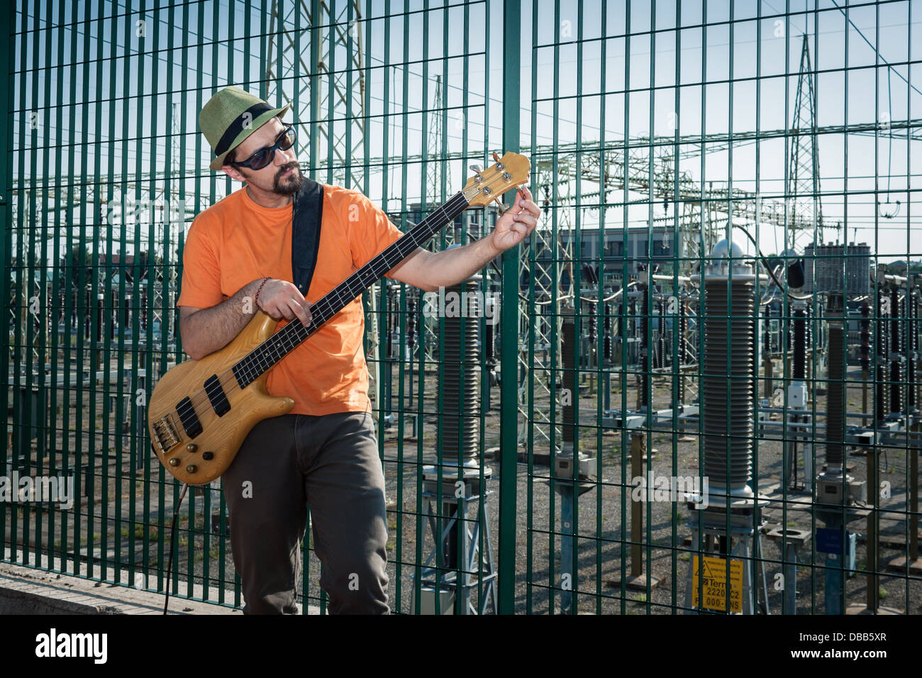 Giovane musicista suonare chitarra basso in strada Foto Stock