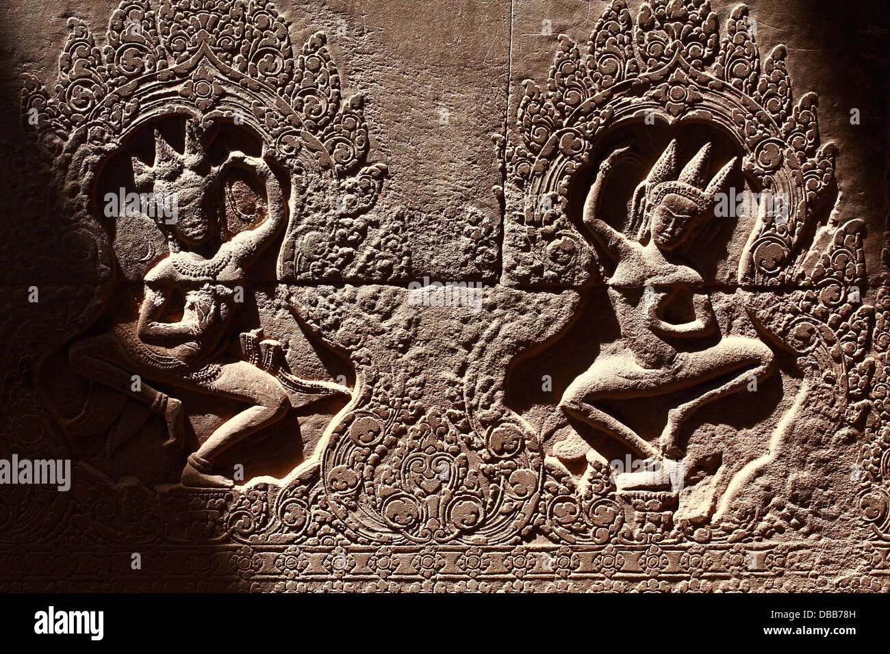 Apsara bassorilievo tutto intorno alla parete di Angkor Wat. Foto Stock