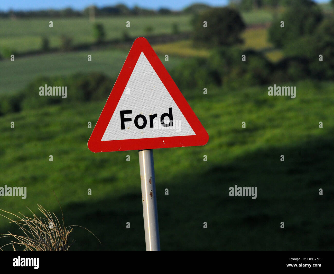 Un simbolo di un triangolo rosso che segnala la presenza di una Ford. Foto Stock