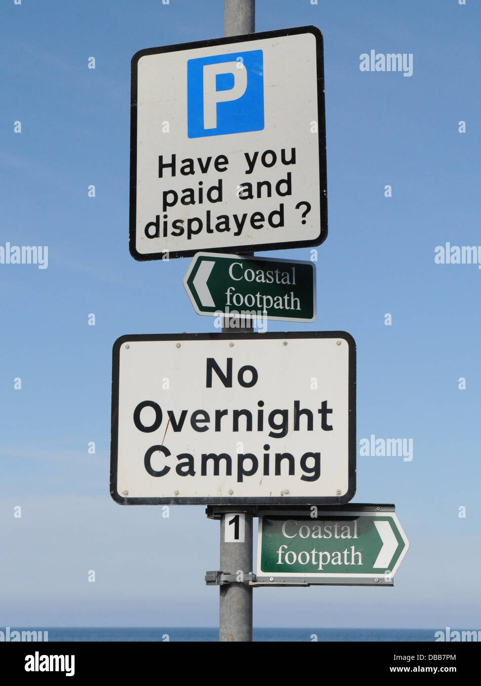 'Ha pagato e visualizzato?' Cartello e cartello 'No Pernottamento Camping' e cartello 'Sentiero costiero'. Foto Stock