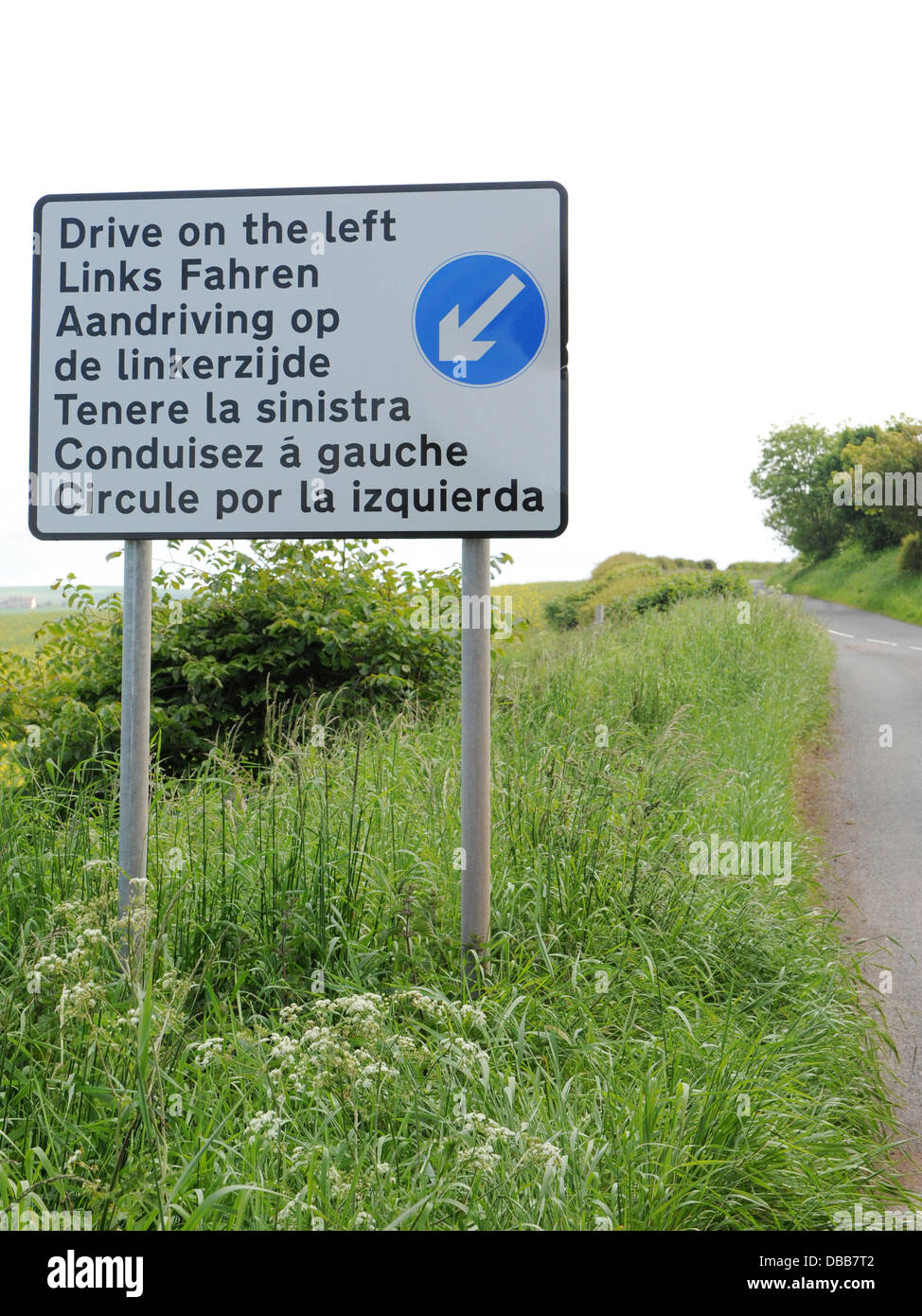 Un cartello con la scritta Drive sulla sinistra in diverse lingue. Foto Stock