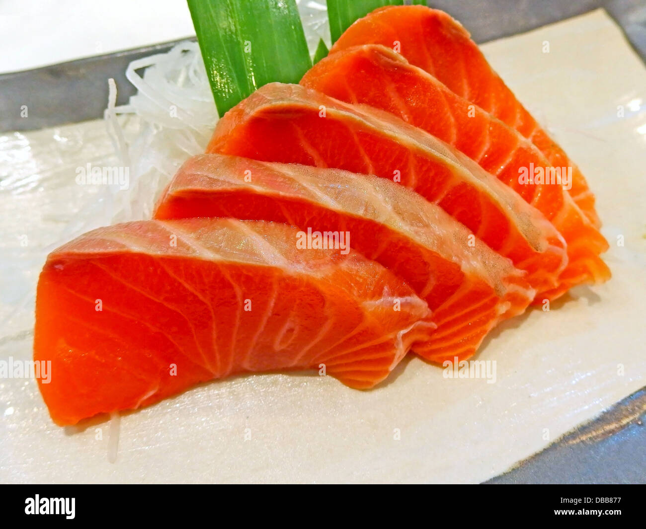 Fette di grassi grezzi (Salmone Salmone sashimi) Foto Stock