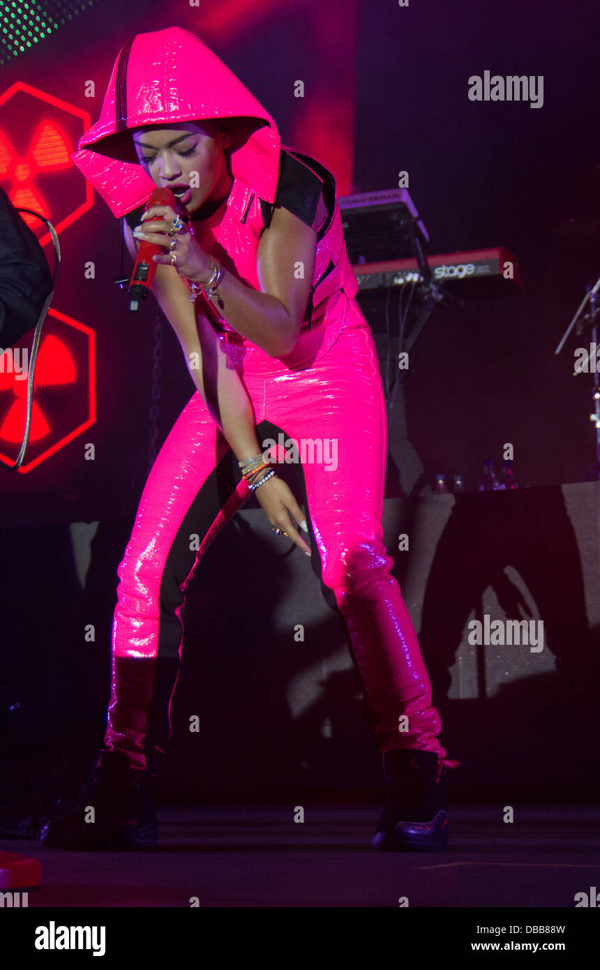 Stratford, UK. Xxv luglio 2013. rita ora esegue il giorno 1 di Global Gathering Festival 2013, Inghilterra. 25.07.2013 credito: gary stafford/alamy live news Foto Stock