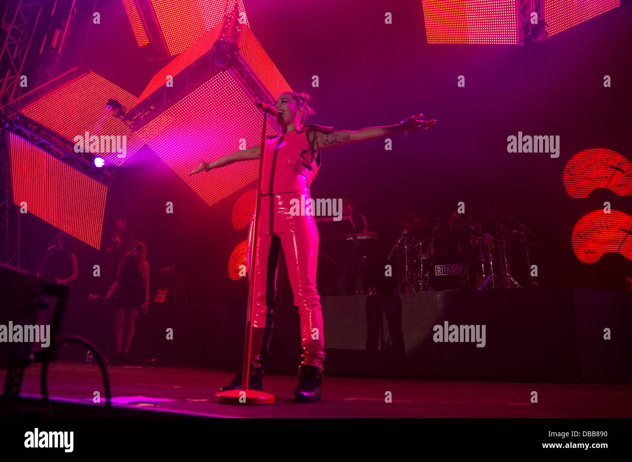 Stratford, UK. Xxv luglio 2013. rita ora esegue il giorno 1 di Global Gathering Festival 2013, Inghilterra. 25.07.2013 credito: gary stafford/alamy live news Foto Stock
