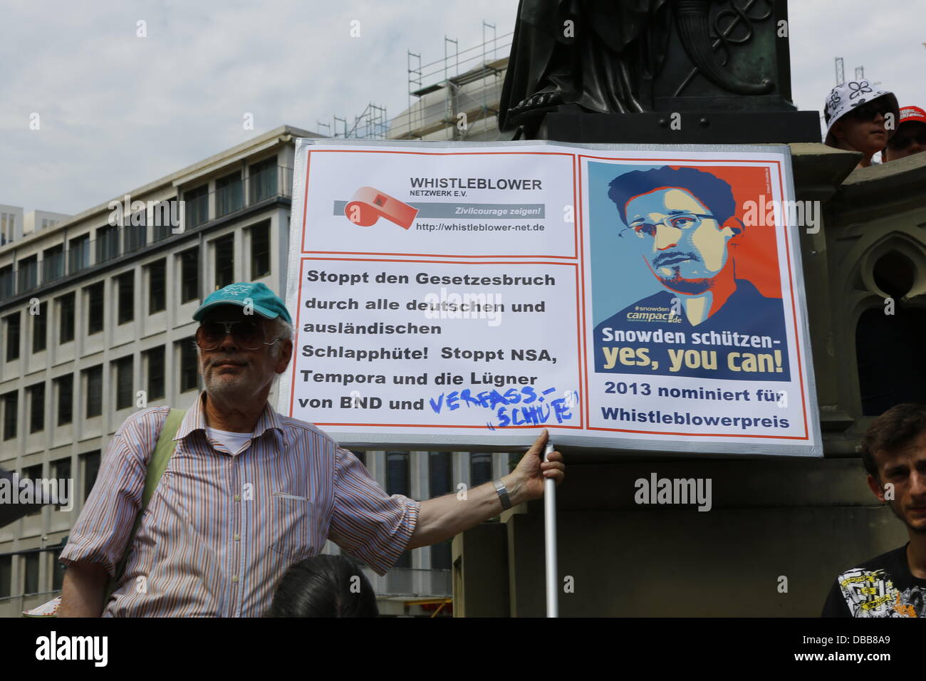 Francoforte, Germania. Il 27 luglio 2013. Un manifestante detiene un segno con una foto di Edwar Snowden. I politici chiamati a porre fine alla sorveglianza di stato, il diritto alla privacy e la giustizia per i whistle blowers come Edward Snowden al rally di apertura del #StopWatchingUs protesta a Francoforte. La protesta era parte di una giornata mondiale di protesta. Credito: Michael Debets/Alamy Live News Foto Stock