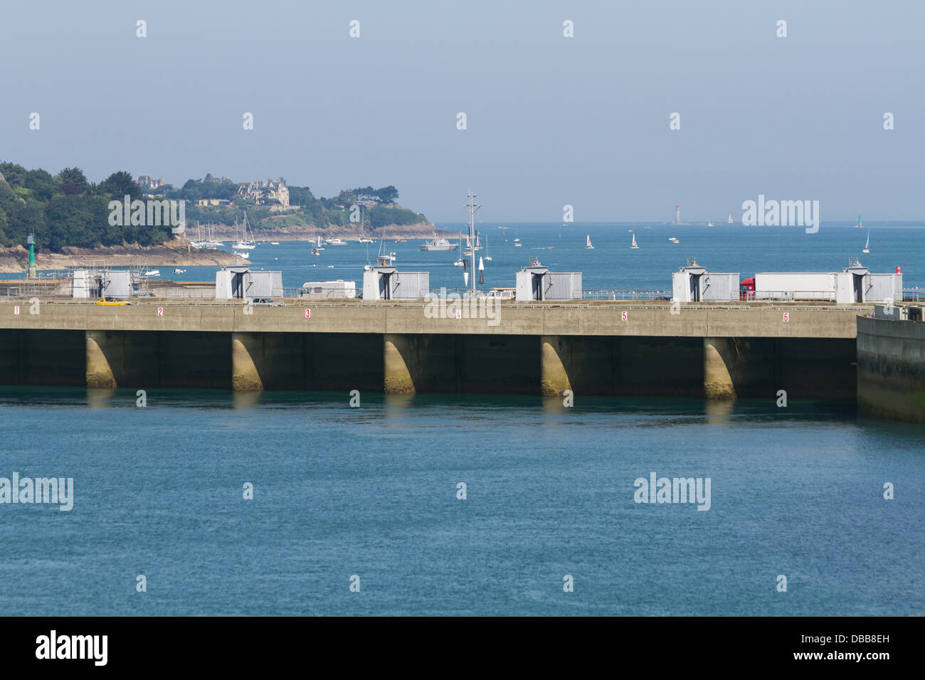 Francia Bretagna, fiume Rance barrage per potenza di marea Foto Stock