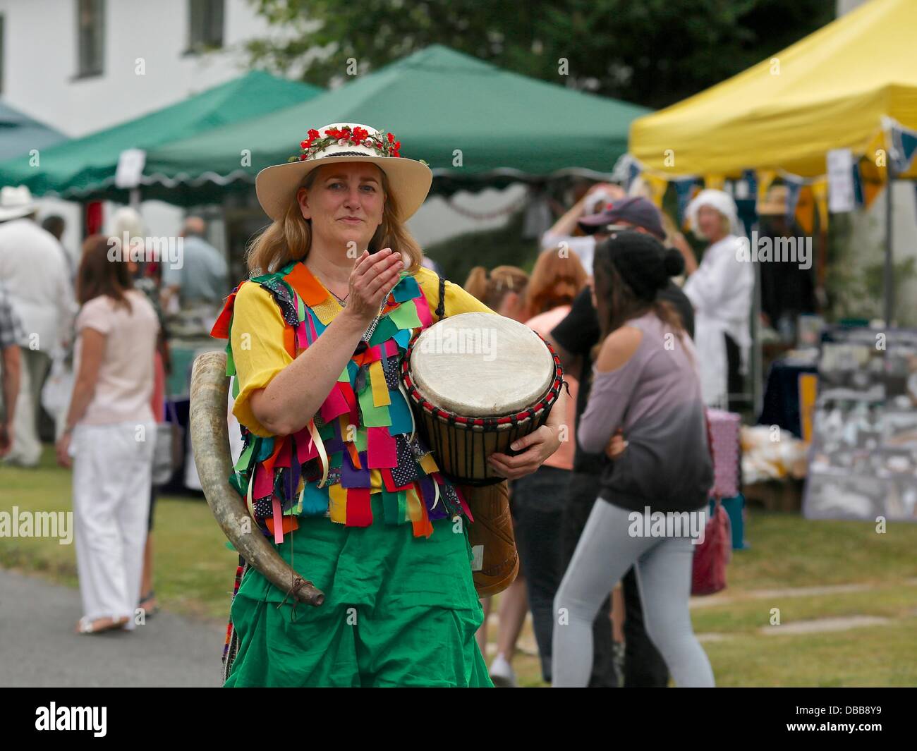Milton Abbas, Dorset, Regno Unito. Il 27 luglio 2013. Milton Abbas è stata chiusa al traffico in quanto gli abitanti del villaggio e i visitatori intensificato indietro nel tempo per godere del xviii secolo Street Fair dove gli abitanti di un villaggio e i titolari di stallo in costumi tradizionali. La città originale (chiamato Middleton) fu demolita e spostata nella valle successiva perché Giuseppe Damer (poi Signore Milton 1° Conte di Dorchester) non mi piaceva la sua vicinanza con la sua grande casa. La fiera che si tiene ogni anno, è stato rilanciato quando presente giorno residenti ha voluto celebrare la fondazione del nuovo villaggio di Milton Abbas. Credito: Tom Corban/Alamy Live Foto Stock