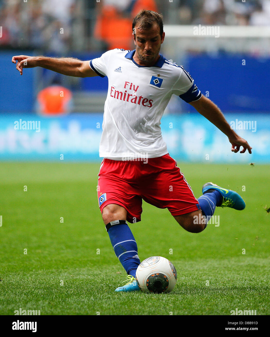 Di Amburgo Rafael van der Vaart calci la palla durante il test match tra Hamburger SV e Inter Milan a Imtech Arena di Amburgo, Germania, 27 luglio 2013. Foto: Axel HEIMKEN Foto Stock