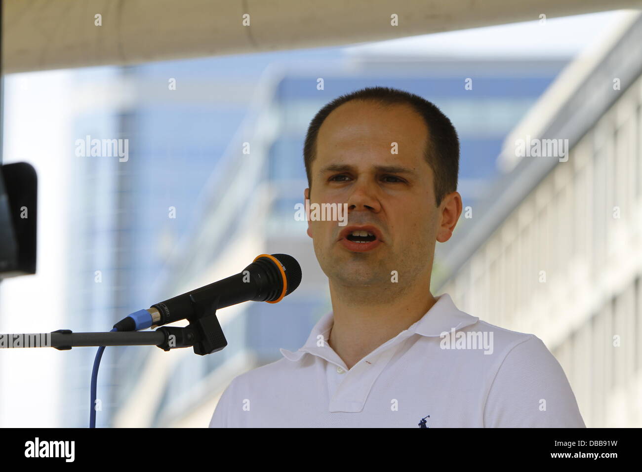 Francoforte, Germania. Il 27 luglio 2013. Hans-Christian Mick, un membro del Parlamento di Hesse dal Partito Democratico Libero (FDP), gli indirizzi del rally. I politici chiamati a porre fine alla sorveglianza di stato, il diritto alla privacy e la giustizia per i whistle blowers come Edward Snowden al rally di chiusura del #StopWatchingUs protesta a Francoforte. La protesta era parte di una giornata mondiale di protesta. Credito: Michael Debets/Alamy Live News Foto Stock