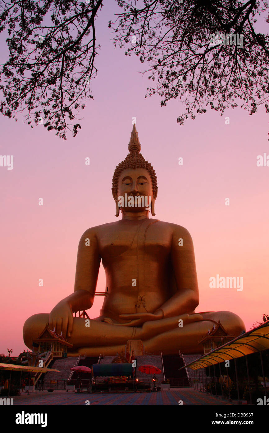 Wat Muang nel monastero di Ang Thong provincia, Grande Buddha della Thailandia. Foto Stock