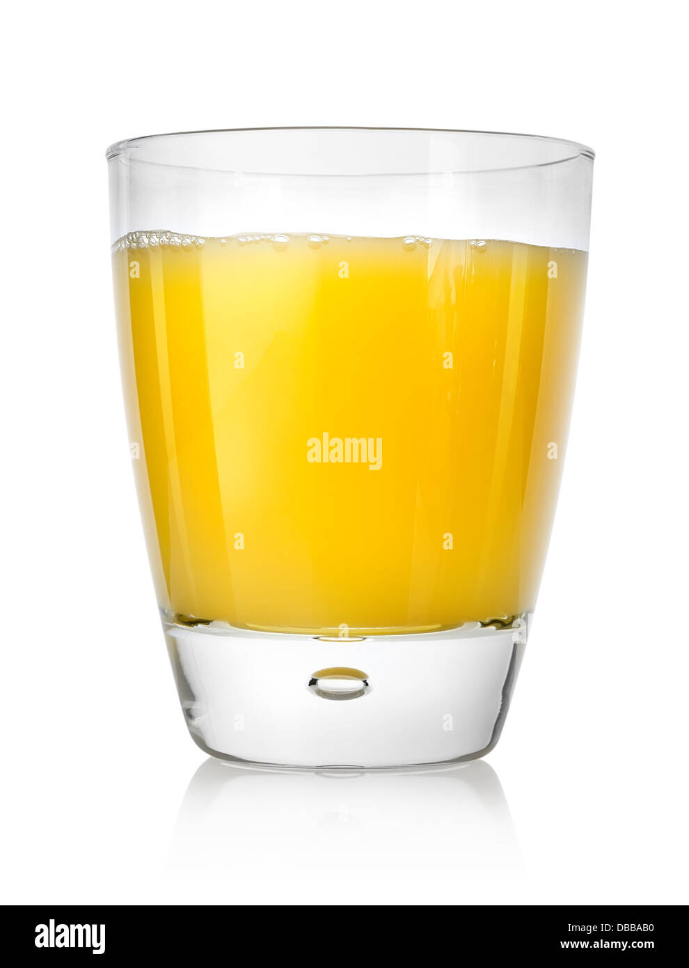 Succosa il succo di arancia in un vetro isolato su uno sfondo bianco Foto Stock