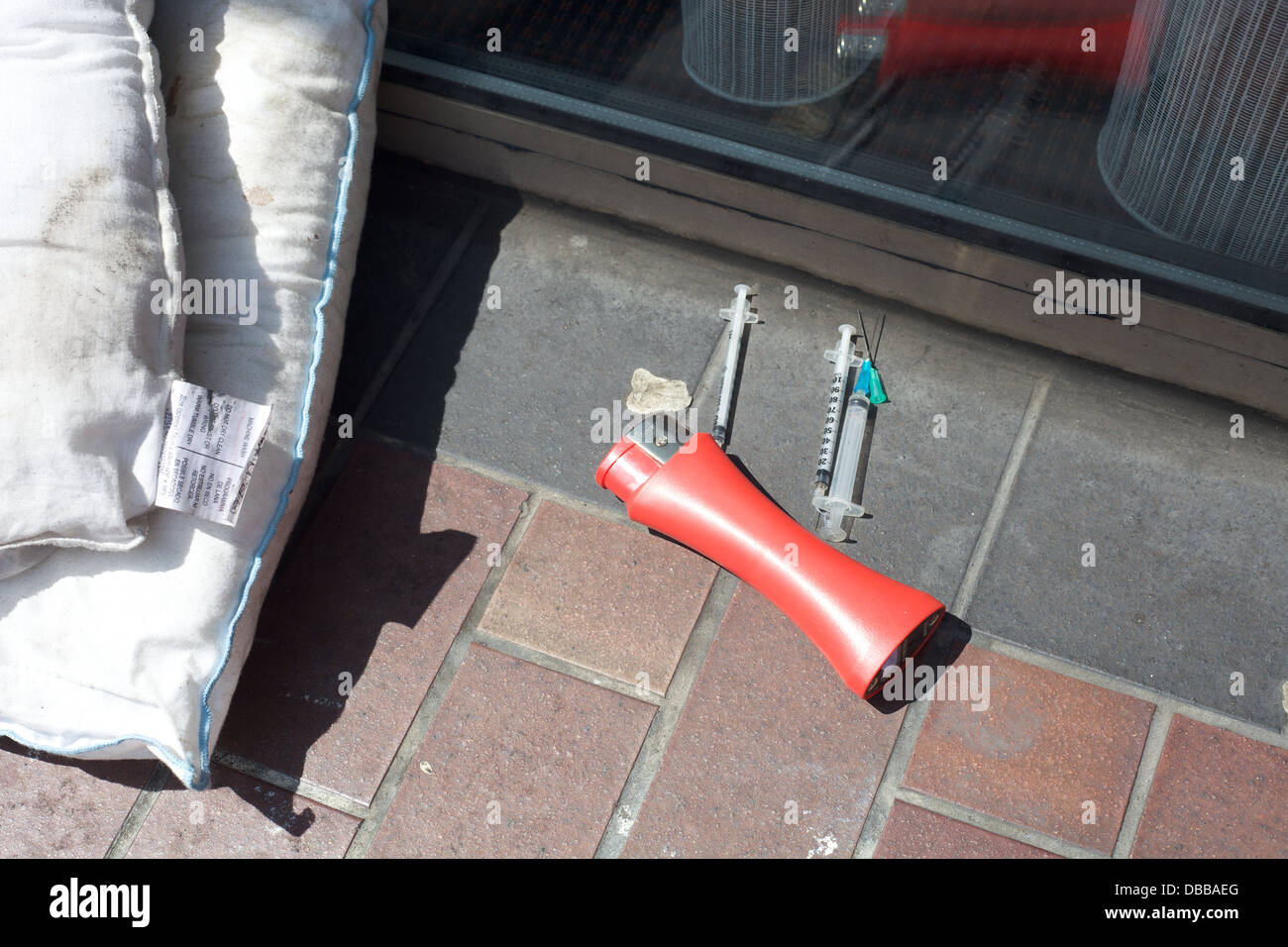 Farmaco paraphanalia a sinistra in una strada della citta'. Foto Stock