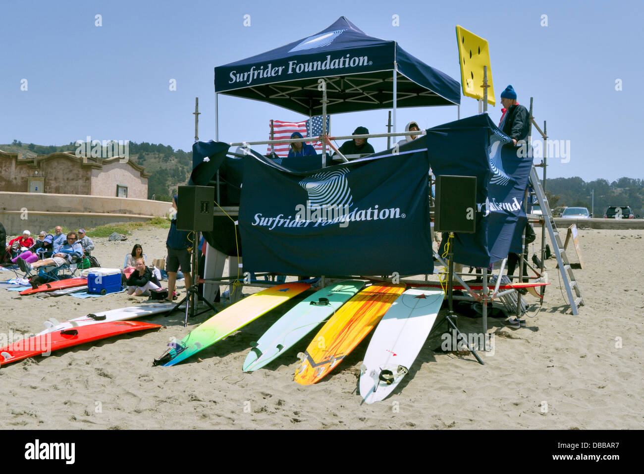 I giudici stand ad una competizione di surf su una spiaggia della California Foto Stock