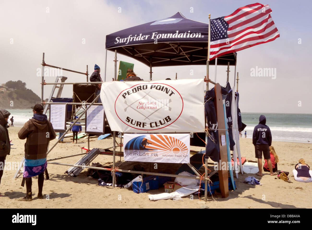 I giudici stand ad una competizione di surf su una spiaggia della California Foto Stock