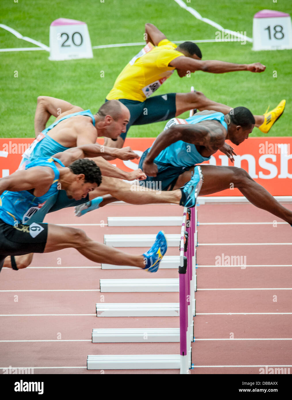 William Sharman salta all'ultimo ostacolo da superare nella finale del Mens 110m ostacoli al Sainsbury's Anniversario giochi presso lo Stadio Olimpico di Londra del luglio 27th, 2013, REGNO UNITO Foto Stock