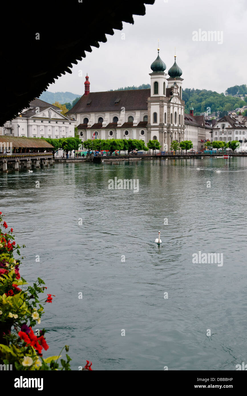 L'immagine verticale la Chiesa Gesuita attraverso il Fiume Reuss nella giornata piovosa, Lucerna, nord-Svizzera centrale, Europa Foto Stock