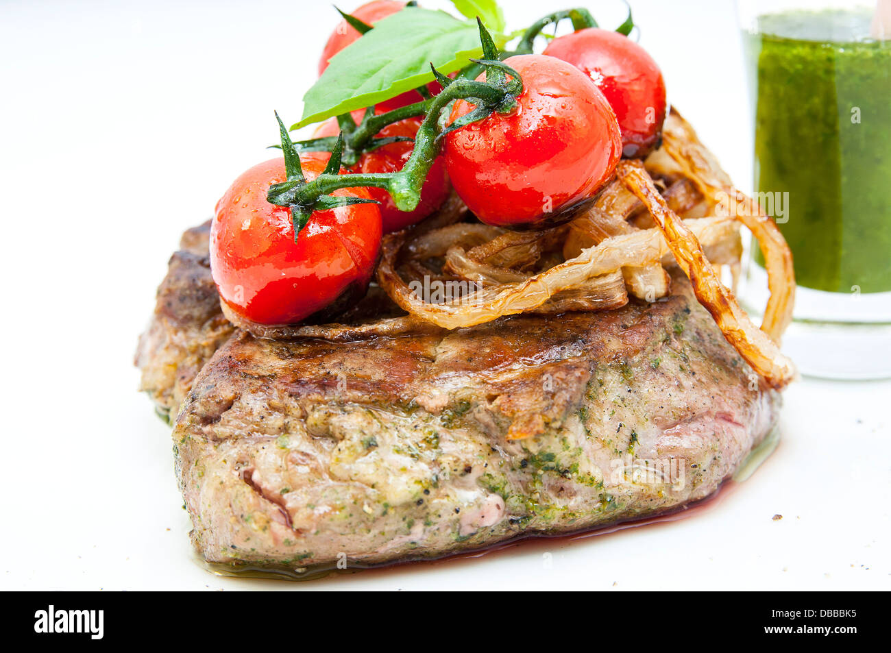 Arrosto di carne di coniglio e patate con verdure Foto Stock