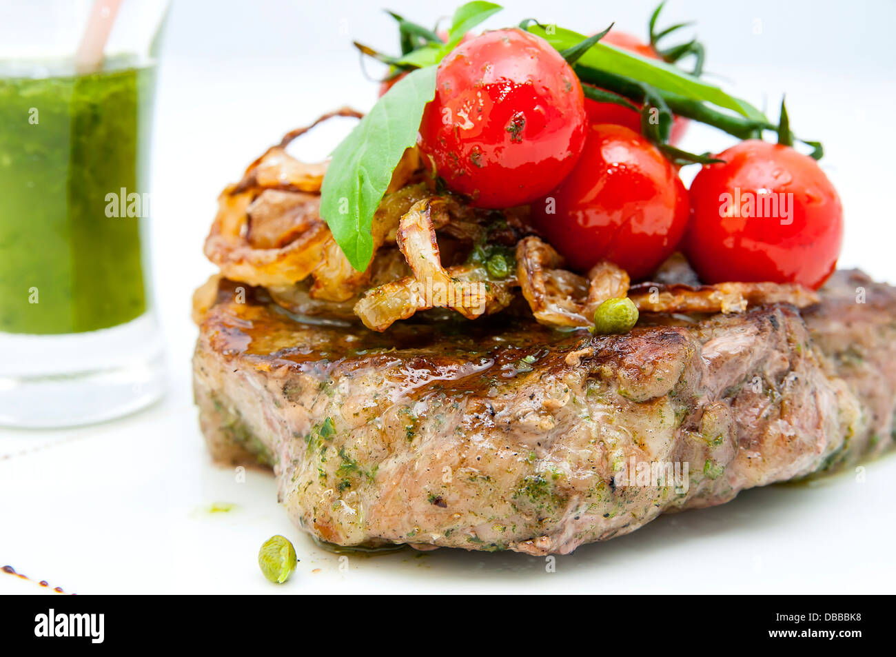 Arrosto di carne di coniglio e patate con verdure Foto Stock