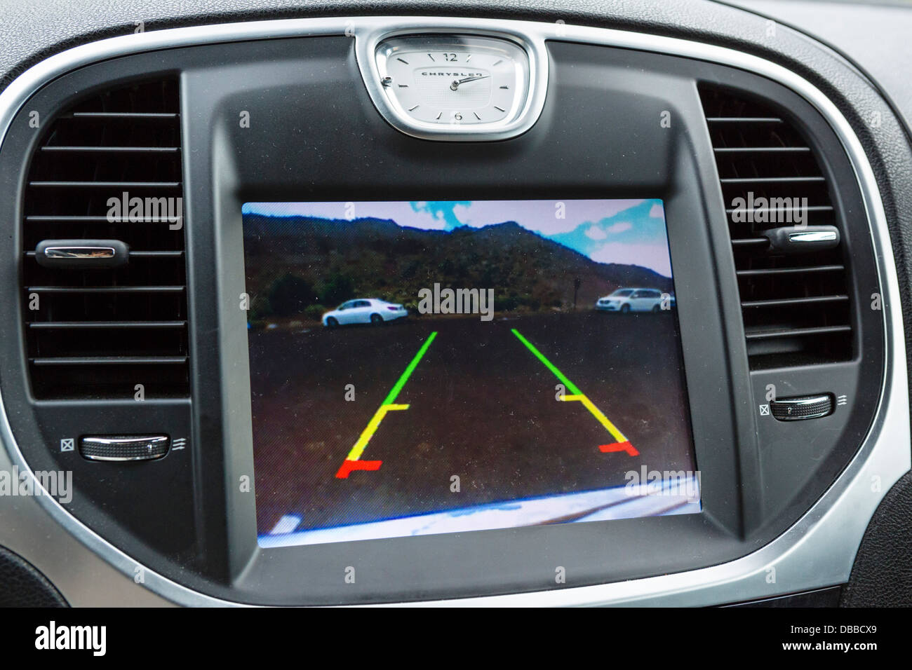 Schermata del cruscotto che mostra immagine da Vista Parco posteriore telecamera di retromarcia su un 2013 Chrysler 300C, STATI UNITI D'AMERICA Foto Stock