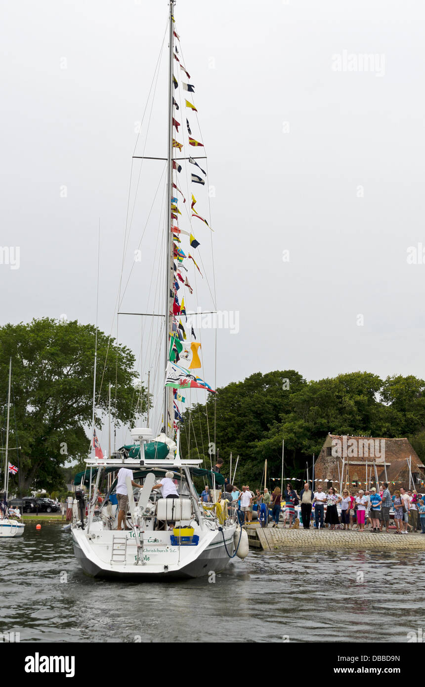 Il giro del mondo in una " stagno può'. La prima mai Christchurch Sailing Club membri nella loro yacht Tucano a circumnavigare il globo e ricevere un grande benvenuto a casa. Marion Conor parete Foto Stock