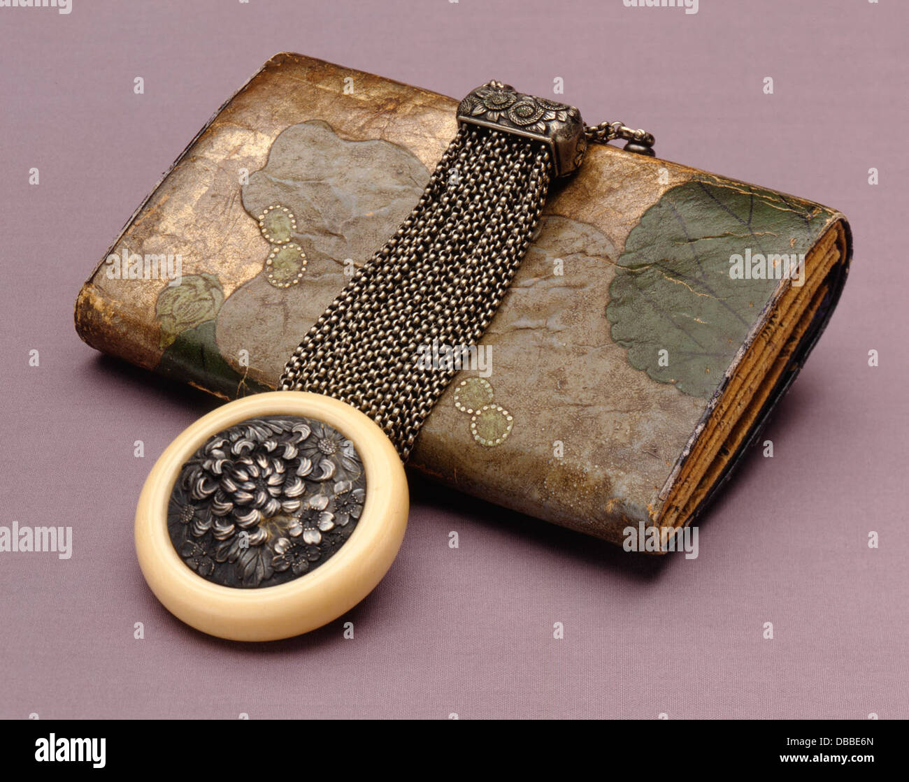 Una storica sacca per tabacco, realizzata con dettagli intricati, che dimostra l'utilità e l'arte degli oggetti di uso quotidiano nelle antiche culture. Foto Stock