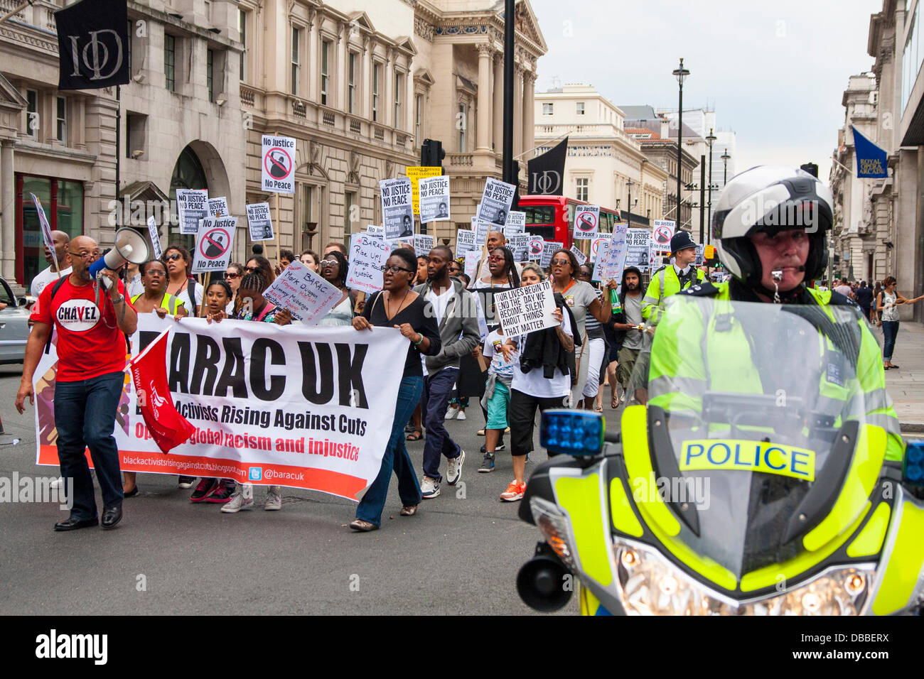 Londra, Regno Unito. 27 Luglio, 2013. Manifestanti marzo attraverso St James dall'ambasciata statunitense a Downing street chiedendo giustizia per Trayvon Martin, un nero adolescente americano ucciso. Il suo assassino, George Zimmerman, fu assolto. Credito: Paolo Davey/Alamy Live News Foto Stock