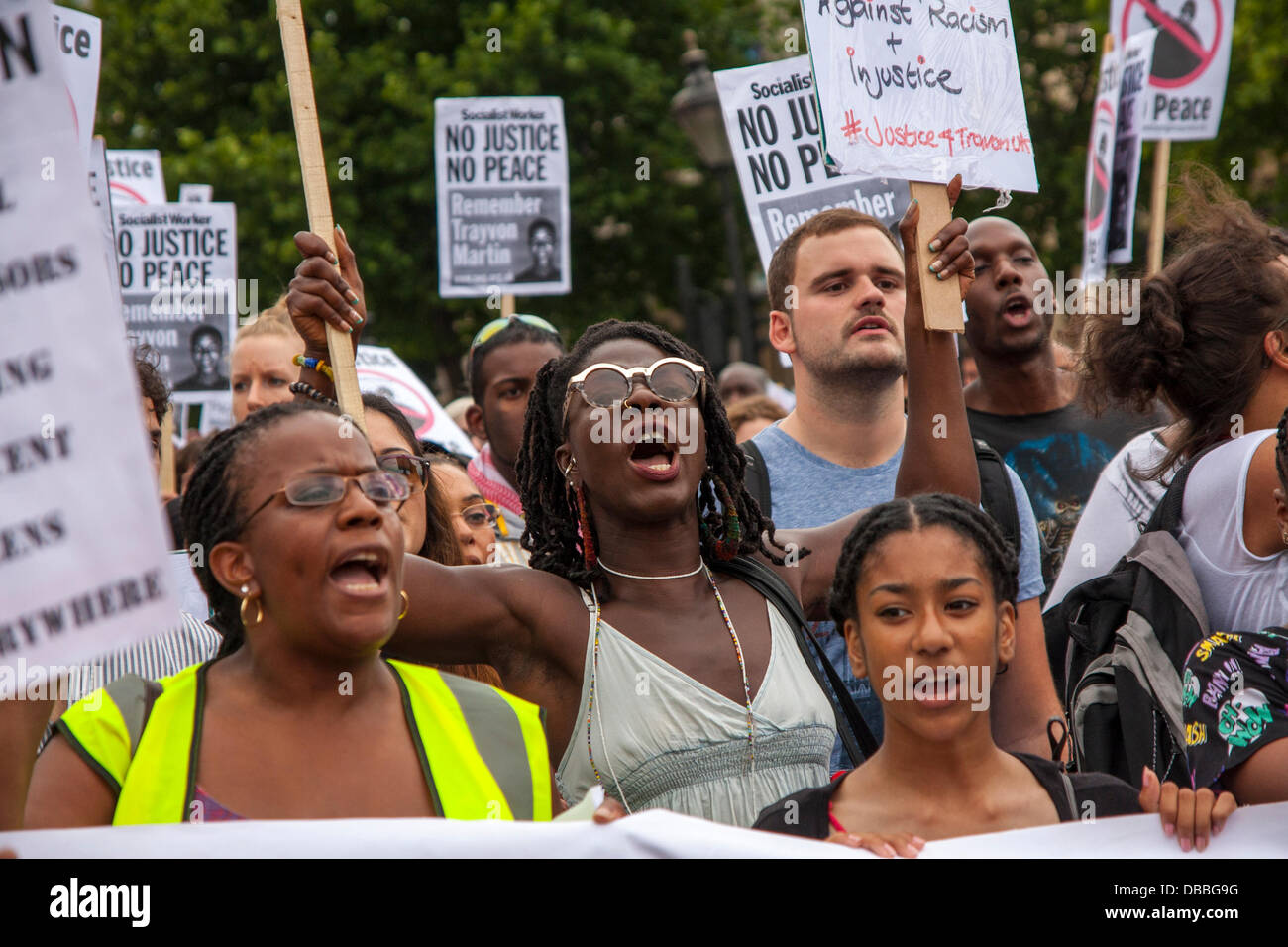 Londra, Regno Unito. 27 Luglio, 2013. Nero attivisti dei diritti marzo dall'ambasciata statunitense a Downing street chiedendo giustizia per Trayvon Martin, un nero adolescente americano ucciso. Il suo assassino, George Zimmerman, fu assolto. Credito: Paolo Davey/Alamy Live News Foto Stock