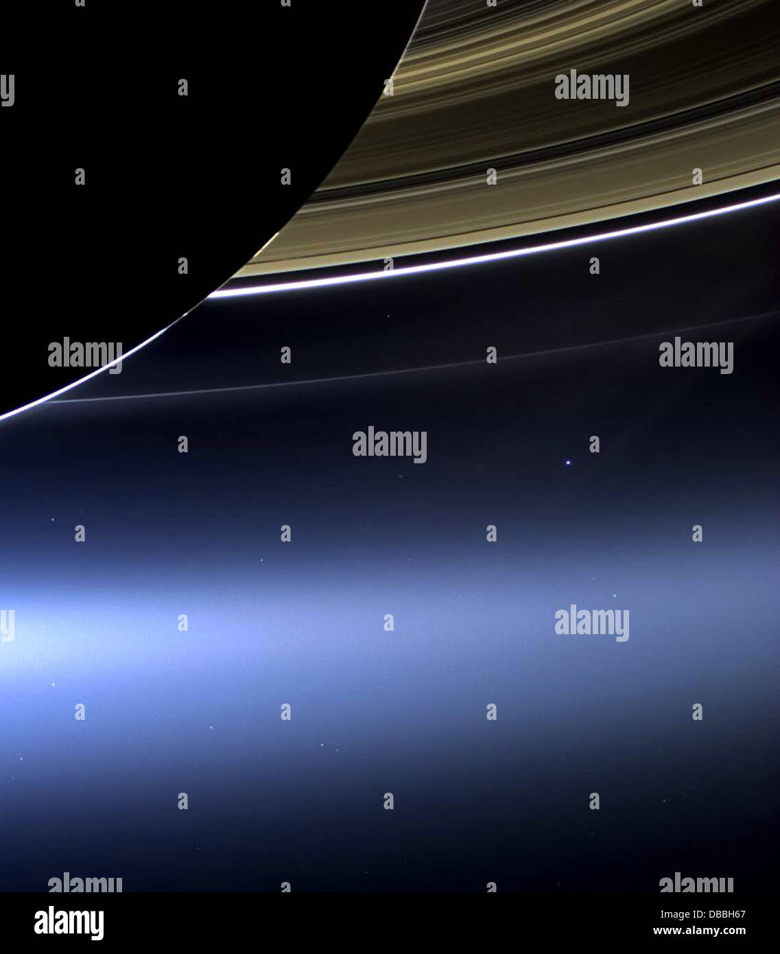 NASA sonda Cassini immagine degli anelli di Saturno e del pianeta Terra e la luna Foto Stock
