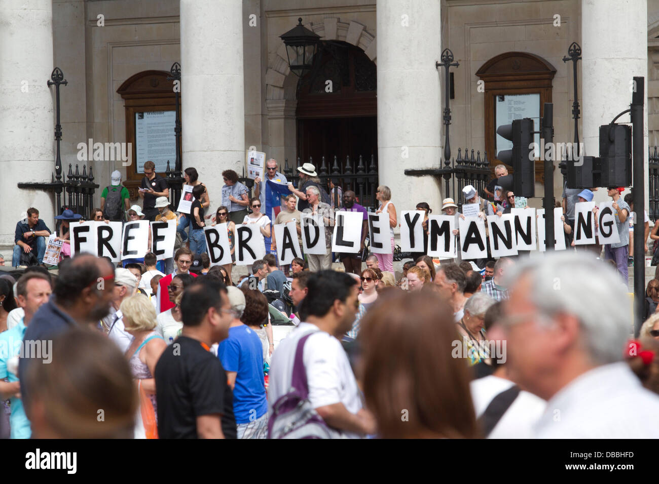 Trafalgar Square LONDRA, REGNO UNITO. 27 Luglio, 2013. Un piccolo gruppo di manifestanti si riuniscono sulle fasi di St Martin nei campi alla campagna per la liberazione di Whistleblower Bradley Manning che viene mantenuto in stato di detenzione da parte delle autorità statunitensi Credito: amer ghazzal/Alamy Live News Foto Stock