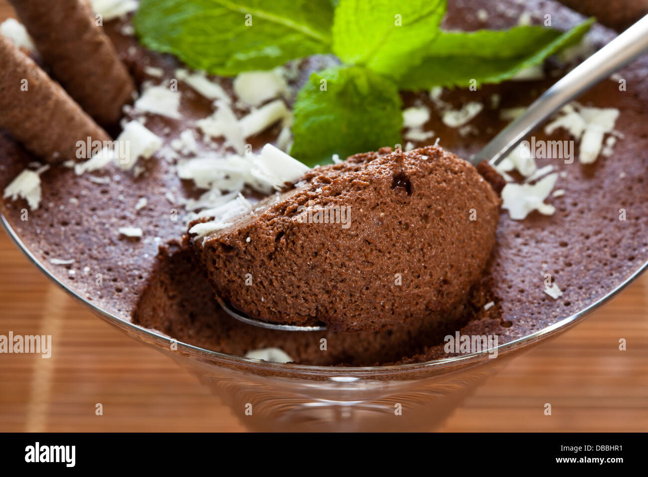Mousse al cioccolato dolce il tavolo da pranzo Foto Stock