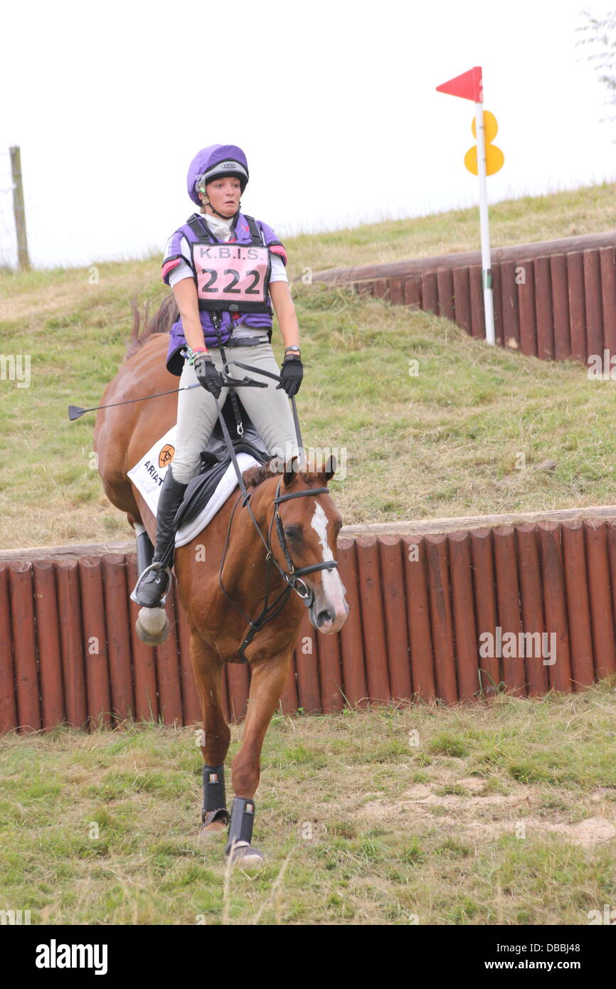 Wilton, Regno Unito. Il 27 luglio 2013. Emily re giostre Del Piero II nel cross country sezione di Wilton Horse Trials. Pur essendo registrati al di sotto dei 18 categoria Emily King (figlia del celebre pilota olimpico Mary King) segnato abbastanza alta da essere posto 8 con il debuttante una classe (non limitato di età). Credito: Georgina Ditton/Alamy Live News Foto Stock